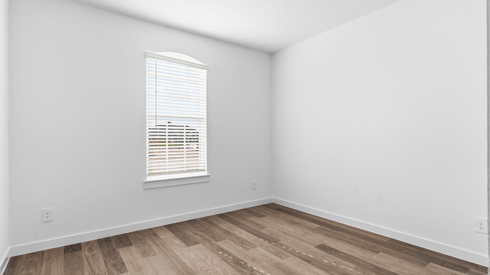 secondary bedroom with one window