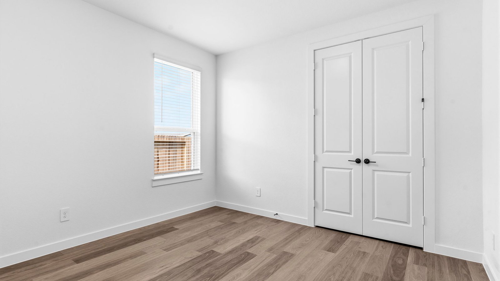 secondary bedroom with one window