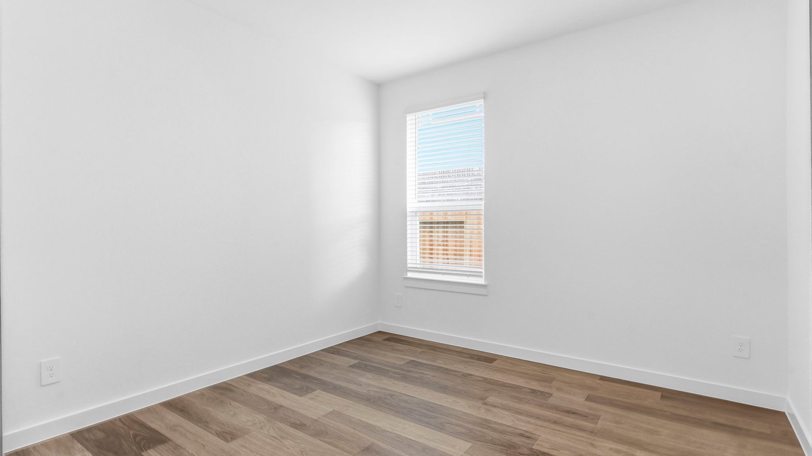 secondary bedroom with one window