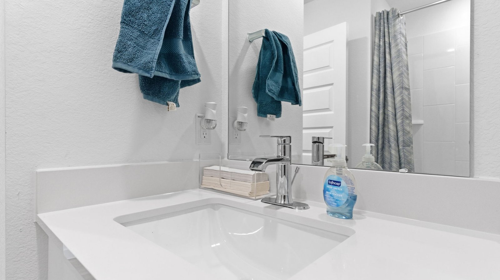 A well-designed bathroom equipped with quartz countertops, a standing tub, and a single vanity.