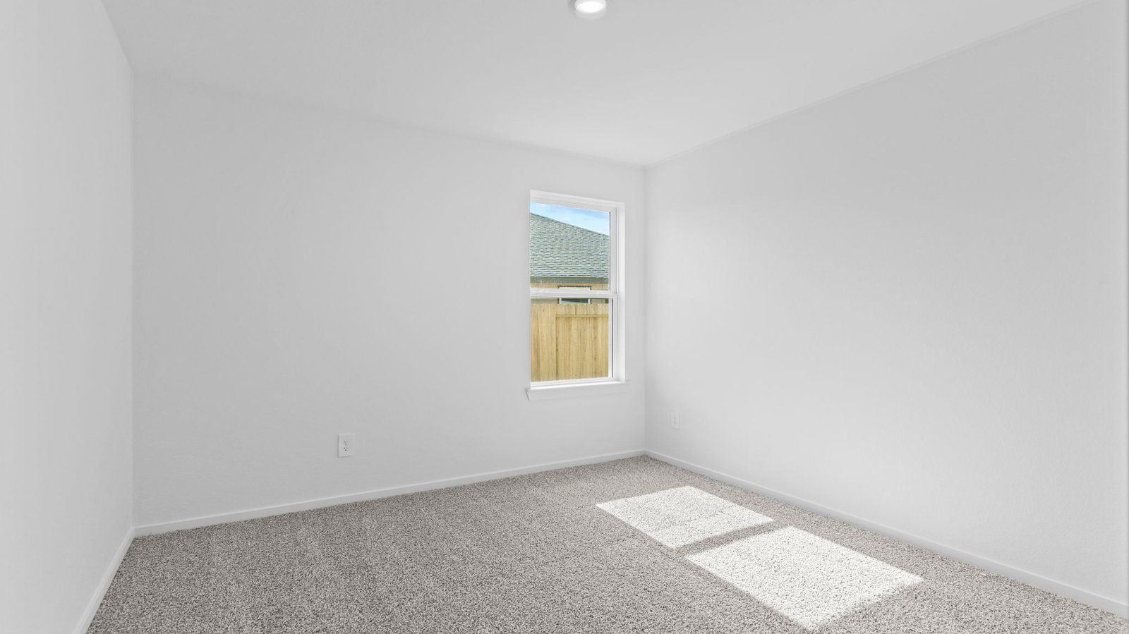 secondary bedroom with one window