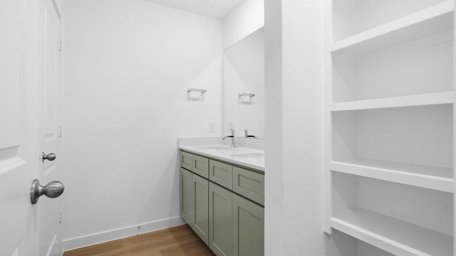 secondary full bathroom with one sink and a tub and shower with open shelving