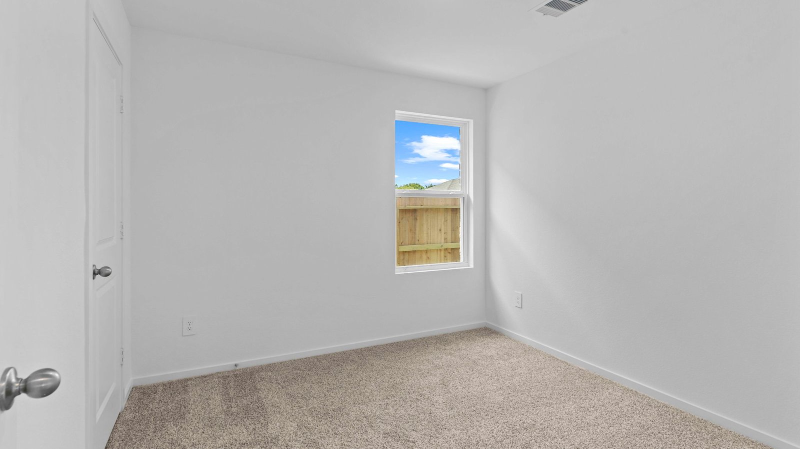 secondary bedroom with one window