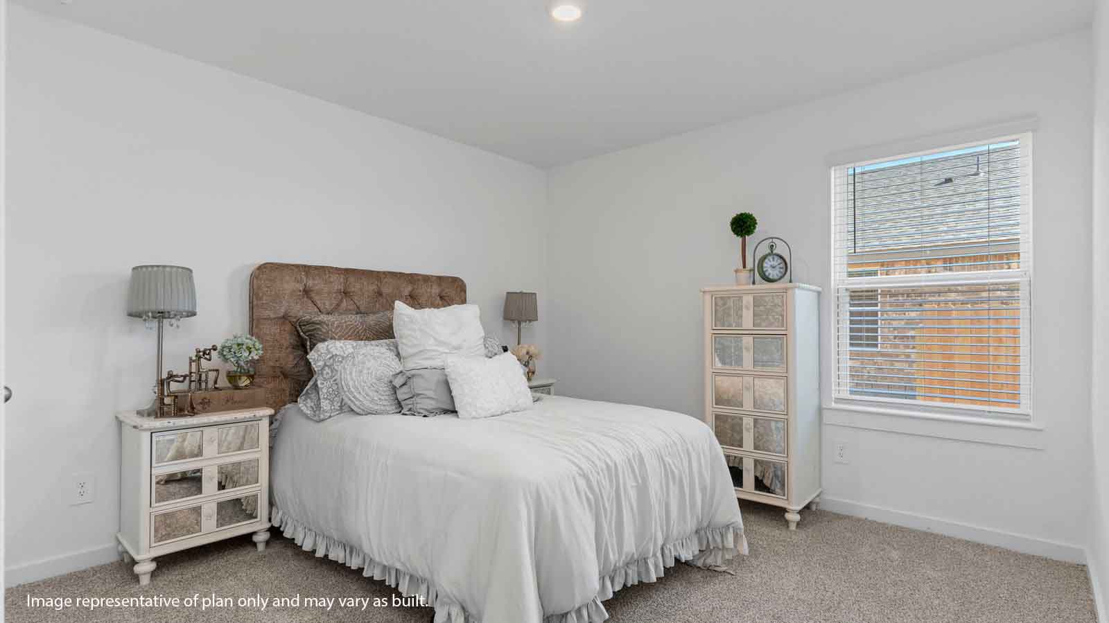 secondary bedroom with one window