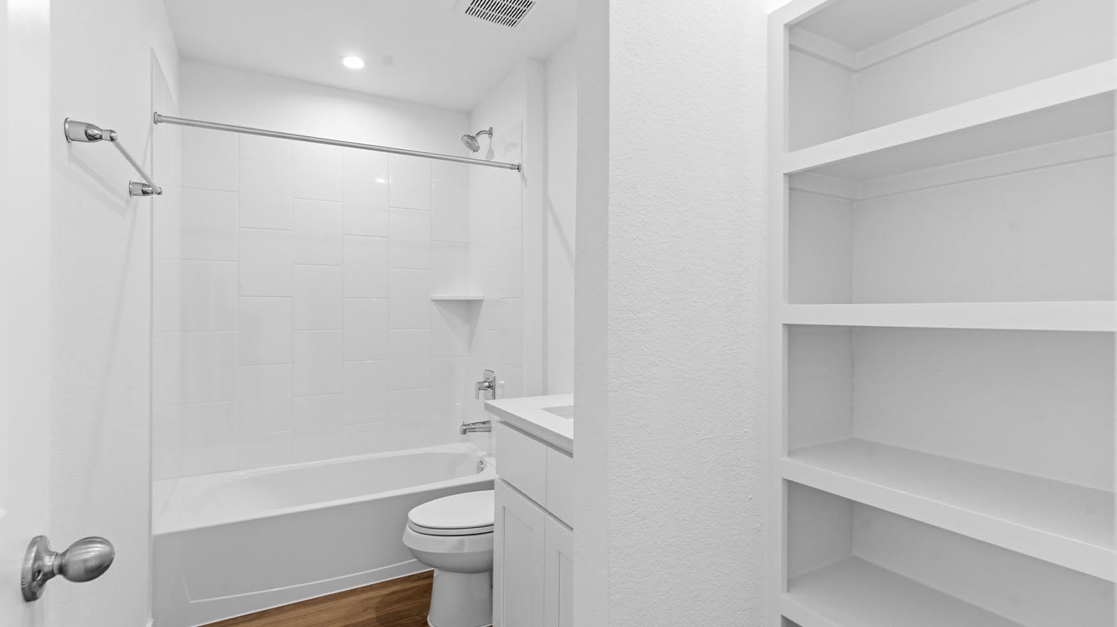 secondary full bathroom with one sink