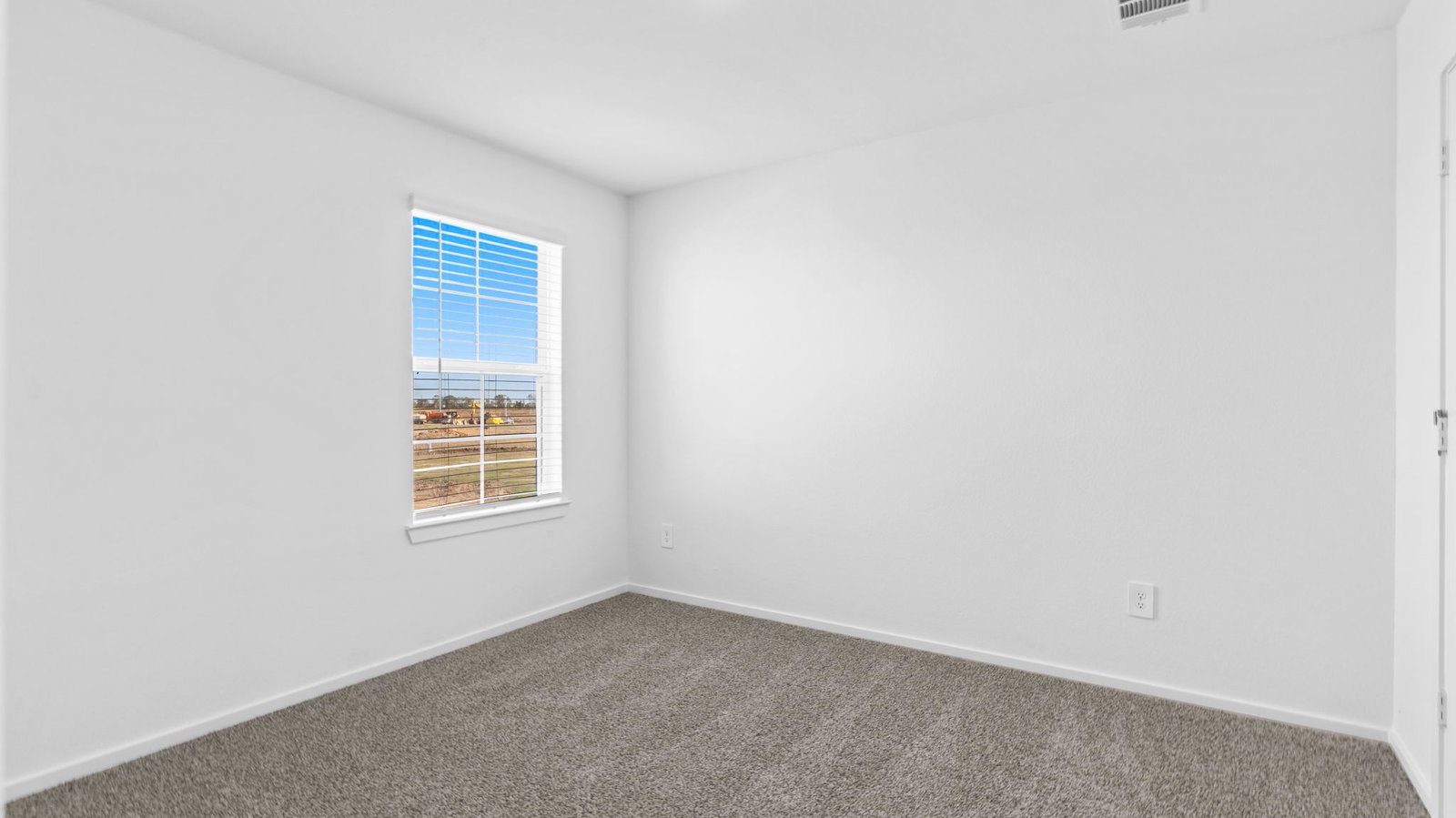 secondary bedroom with one window