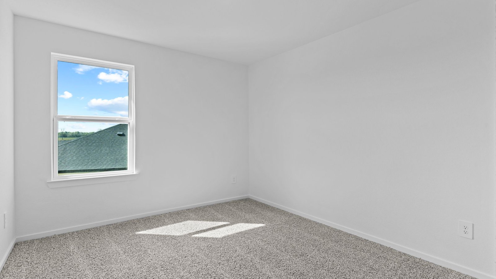 secondary bedroom with one window