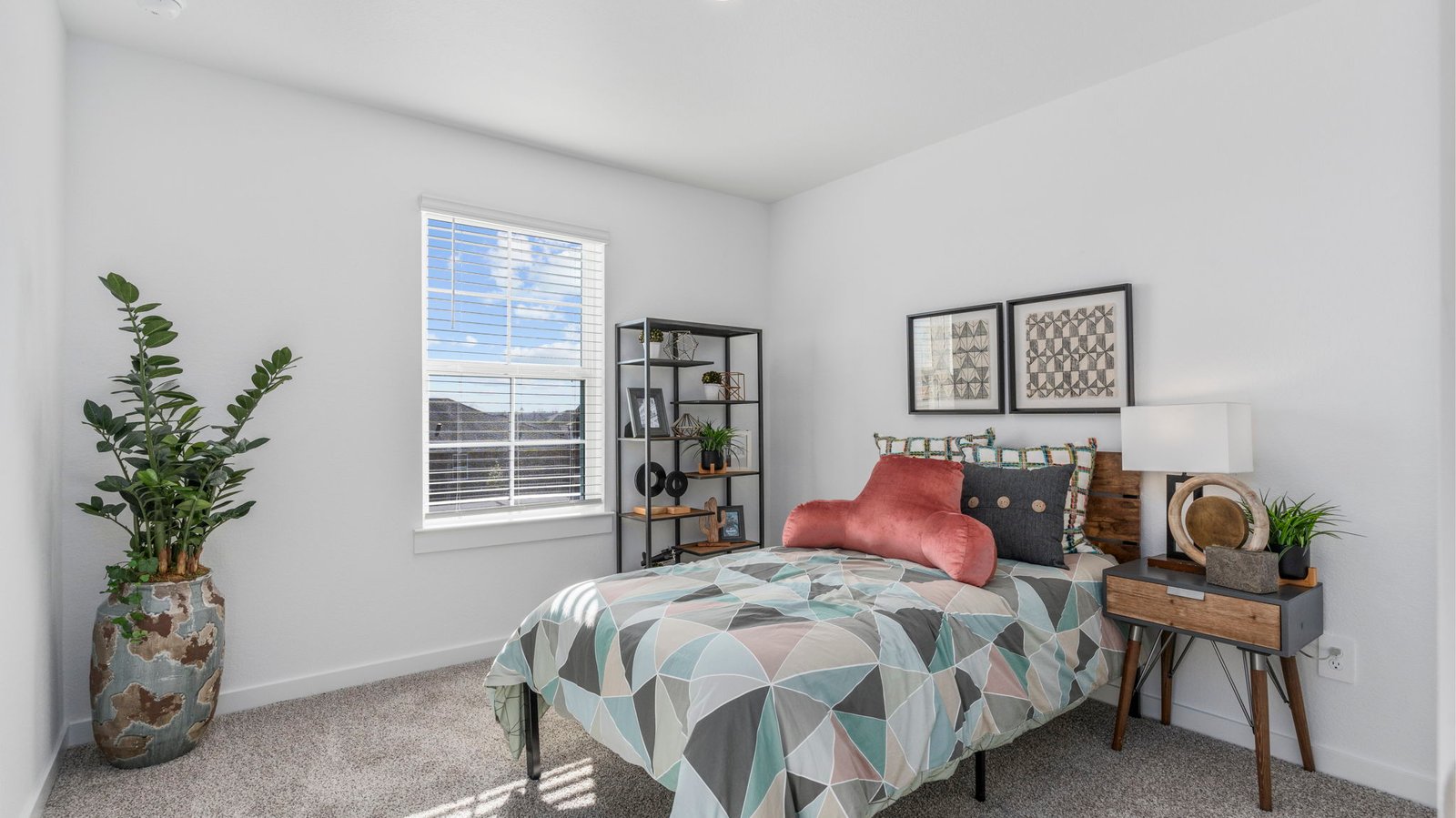 secondary bedroom with one window