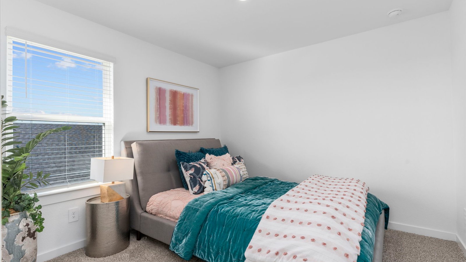 secondary bedroom with one window