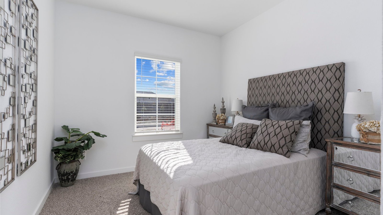 secondary bedroom with one window
