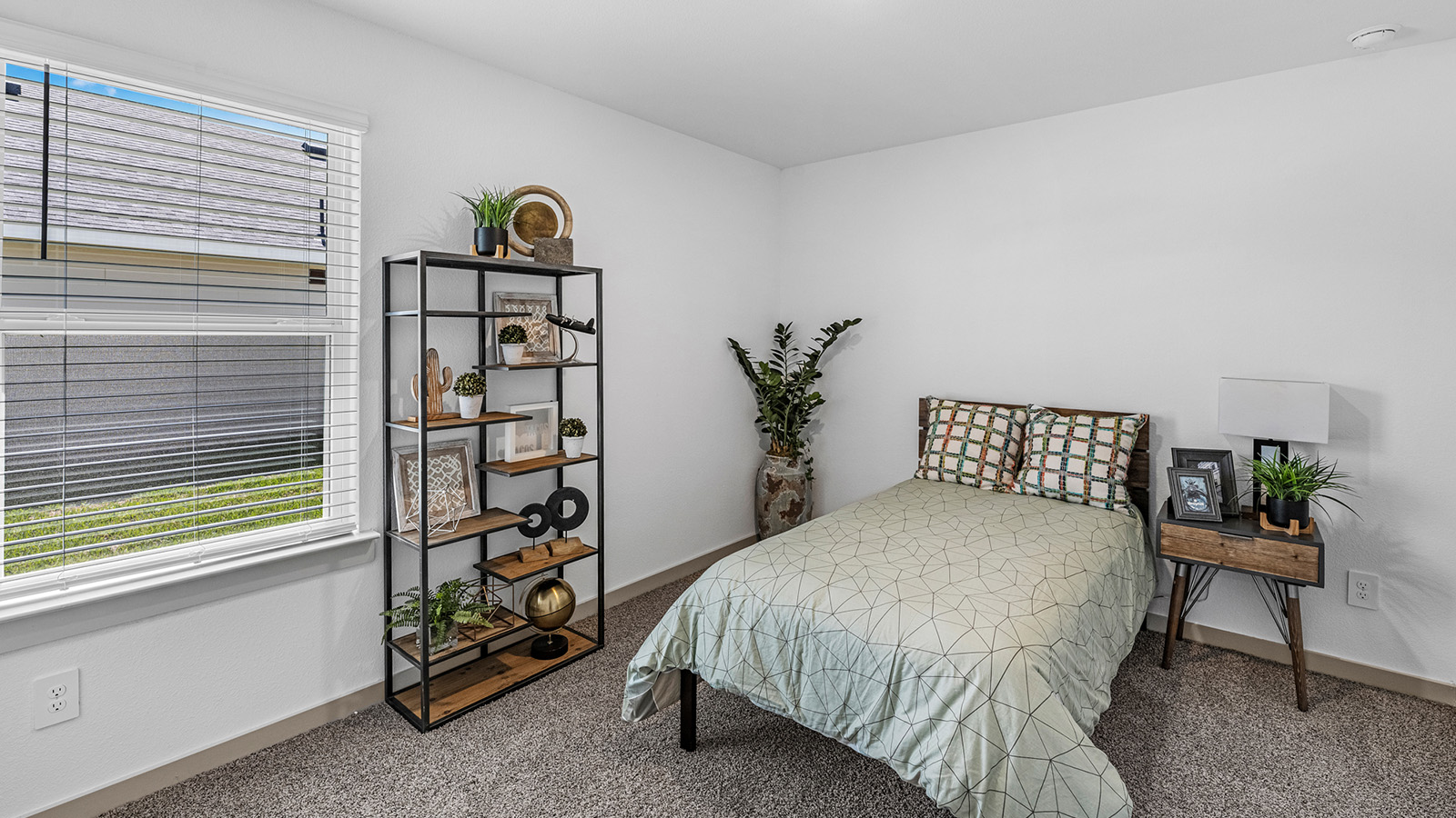 secondary bedroom with one window
