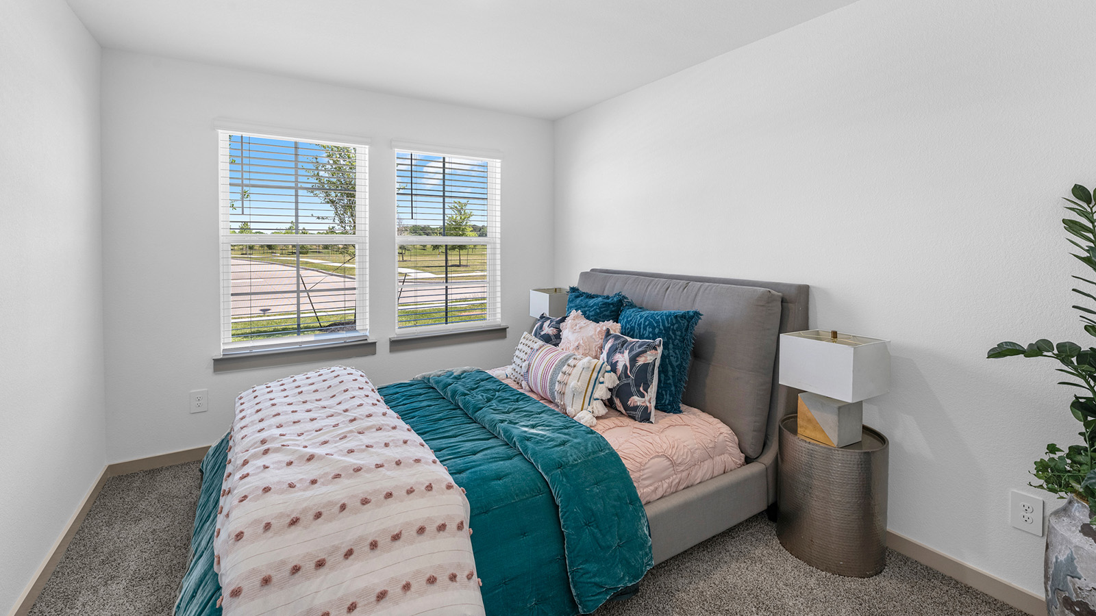 secondary bedroom with one window