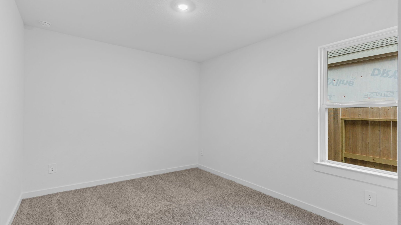 secondary bedroom with one window