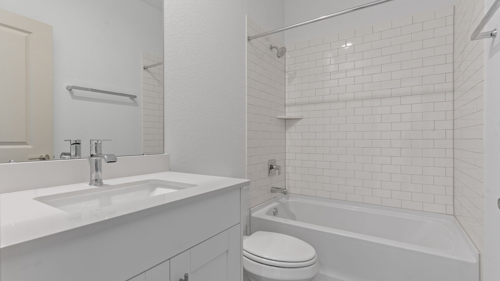 secondary bathroom with one sink and bath and shower combo