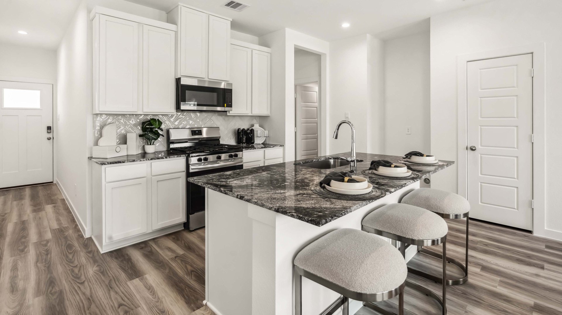 kitchen island - a spacious island offers bar seating perfect for dining or entertaining