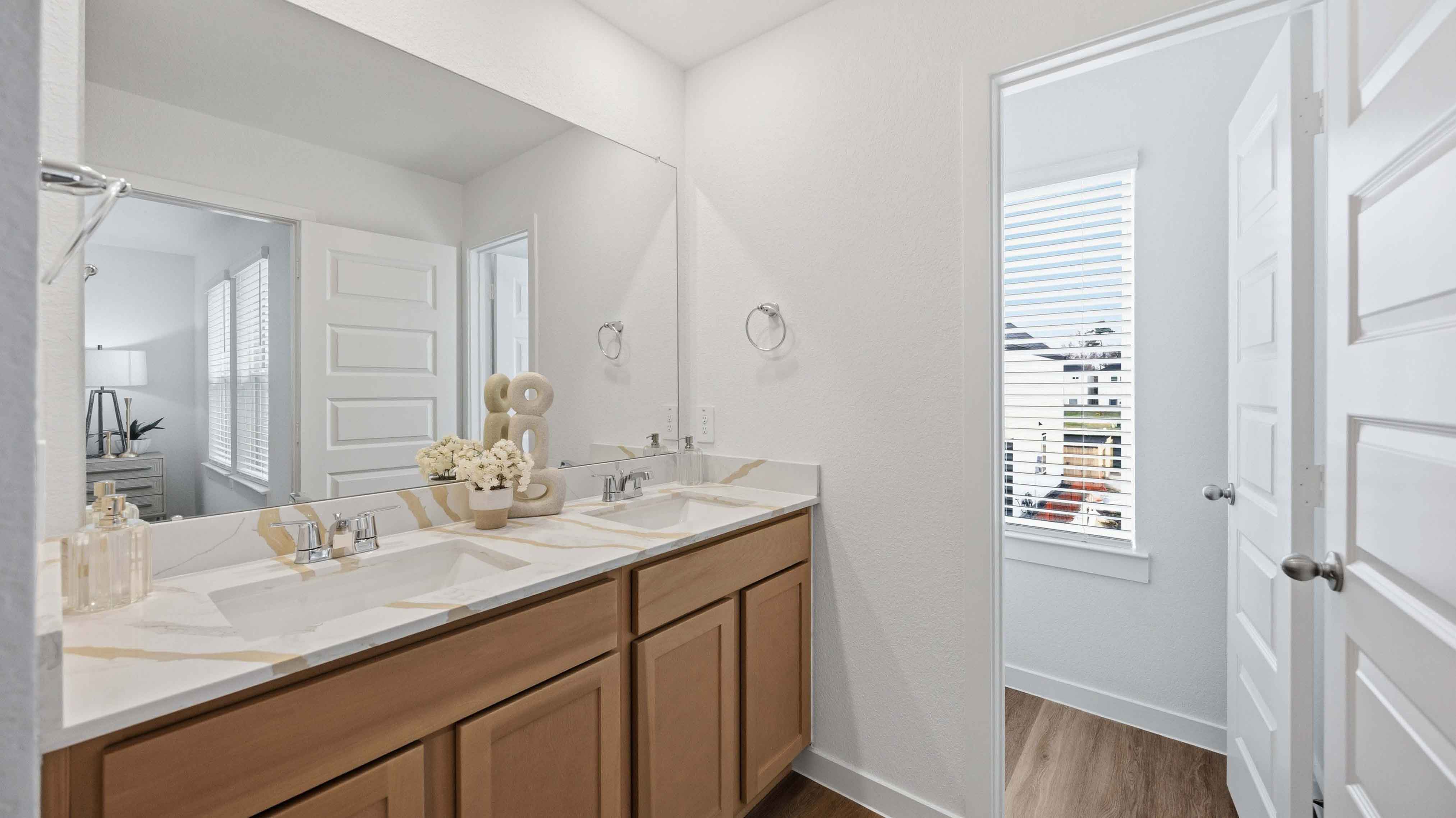 a spacious secondary bathroom with one sink vanity and standing tub