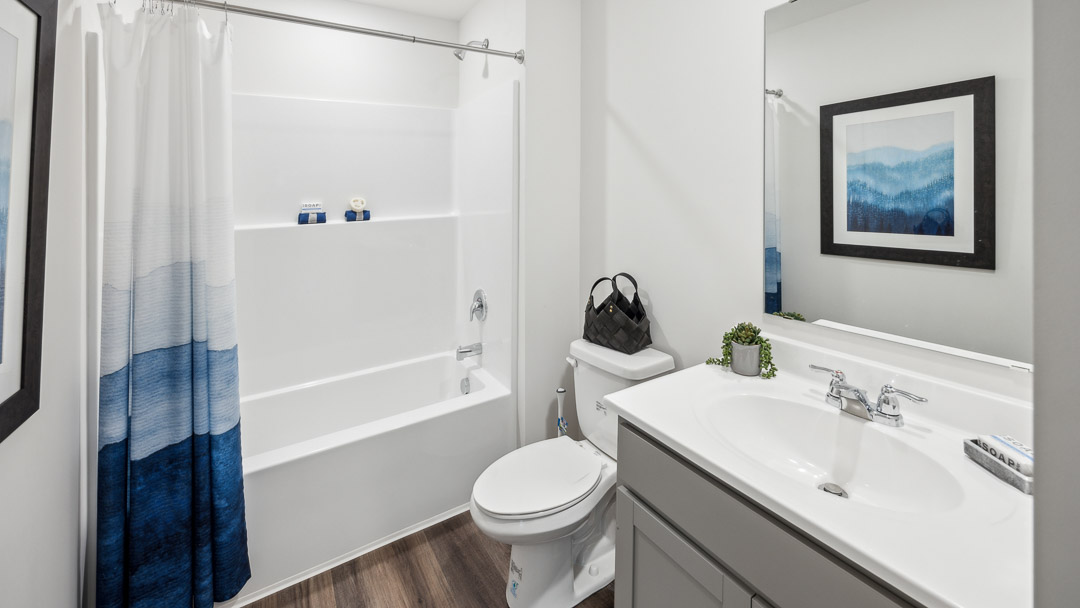 full bathroom with tub, commode and vanity