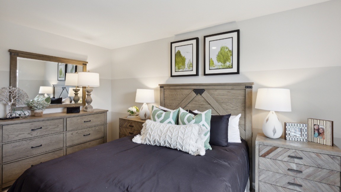Bedroom with tricolor gray walls.