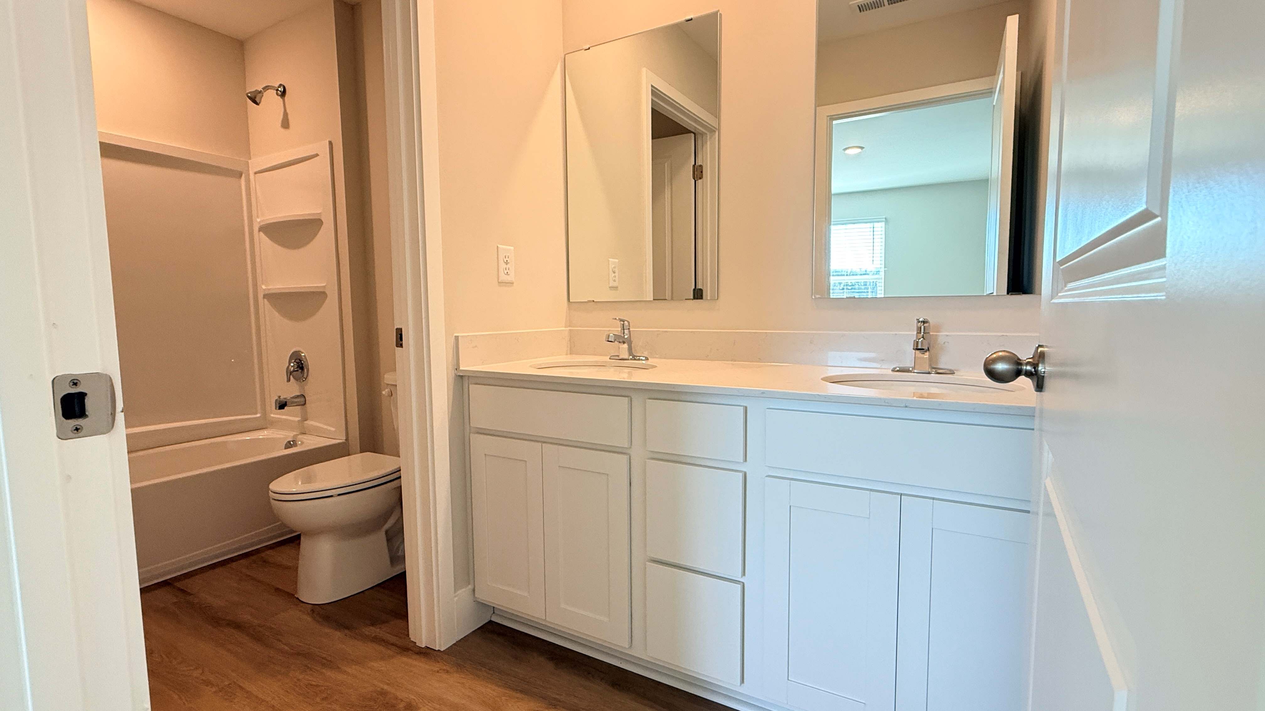 Upstairs full bathroom.