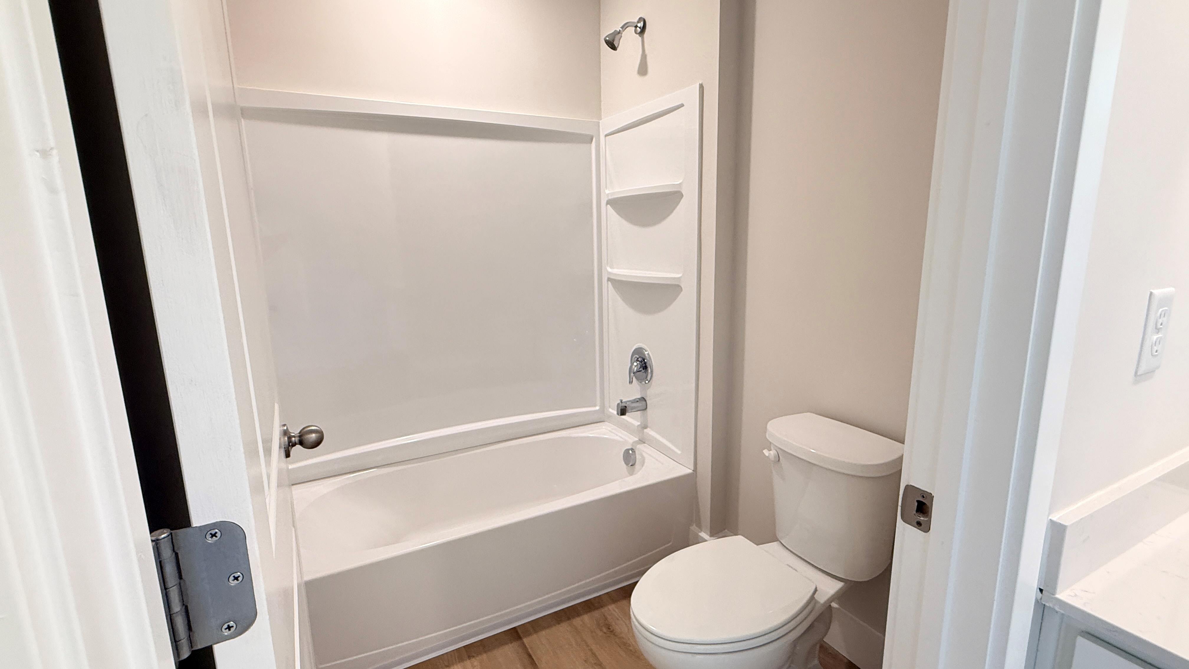 Upstairs full bathroom.