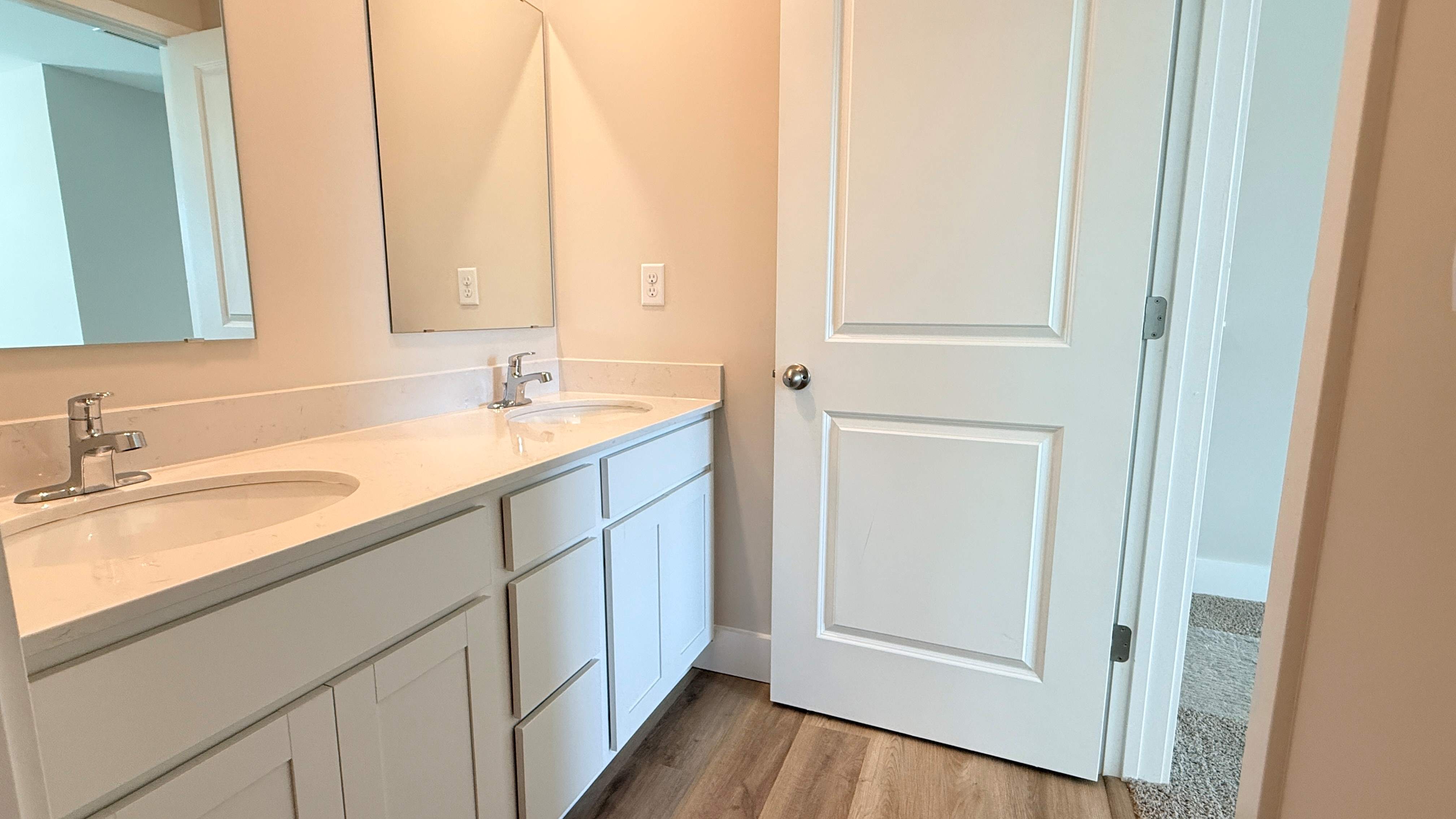 Upstairs full bathroom.