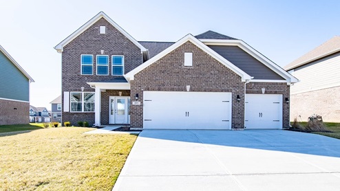 Move-in ready home with 3 car garage in Bargersville!
