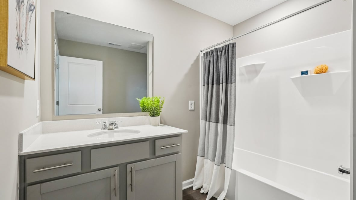 upper level hall bathroom with tub shower
