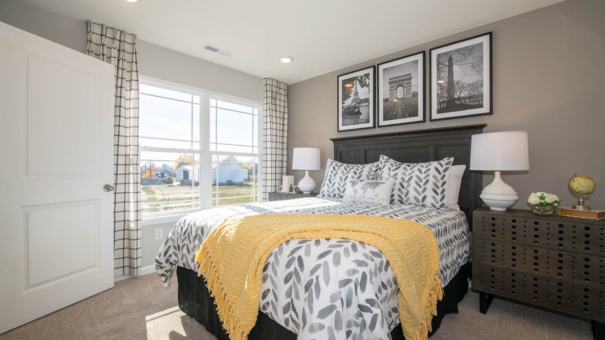 bedroom with twin bed and window