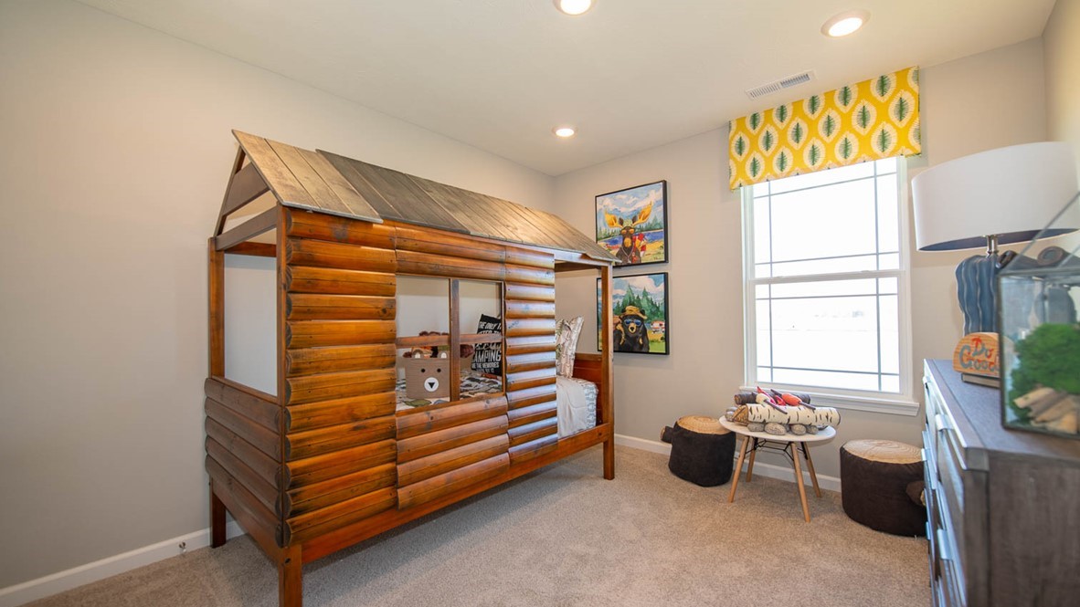 bedroom with twin bed and window