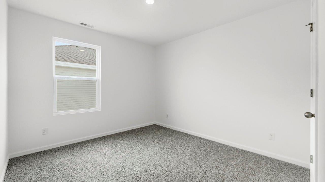 bedroom 4 with carpet and closet
