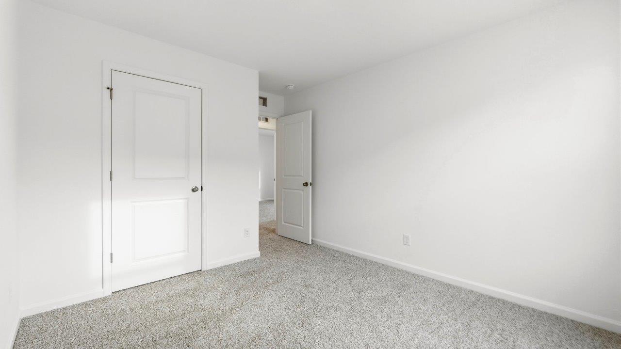 bedroom 4 with carpet and closet