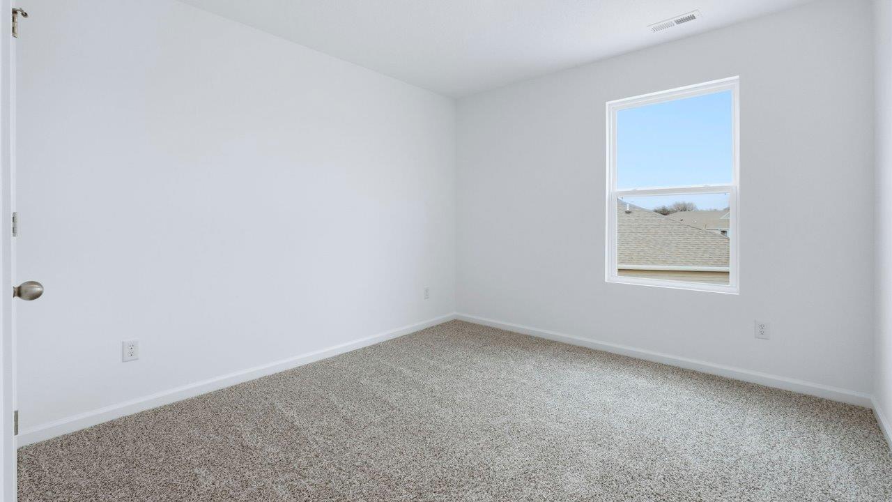 bedroom 4 with carpet and closet