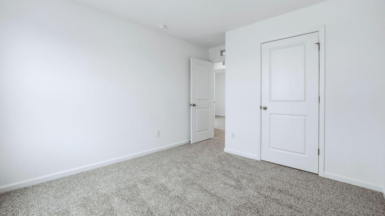 bedroom 4 with carpet and closet