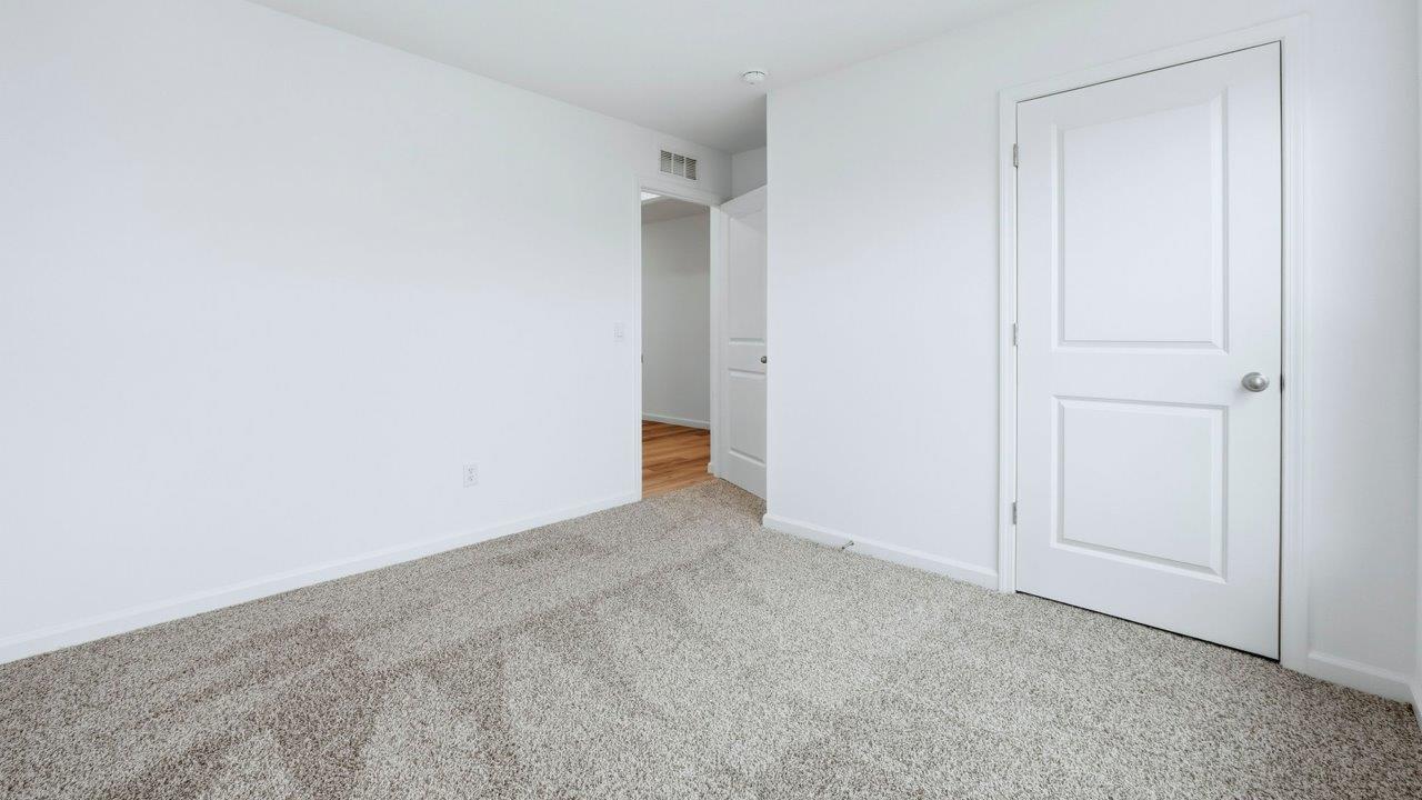 bedroom 4 with carpet and closet