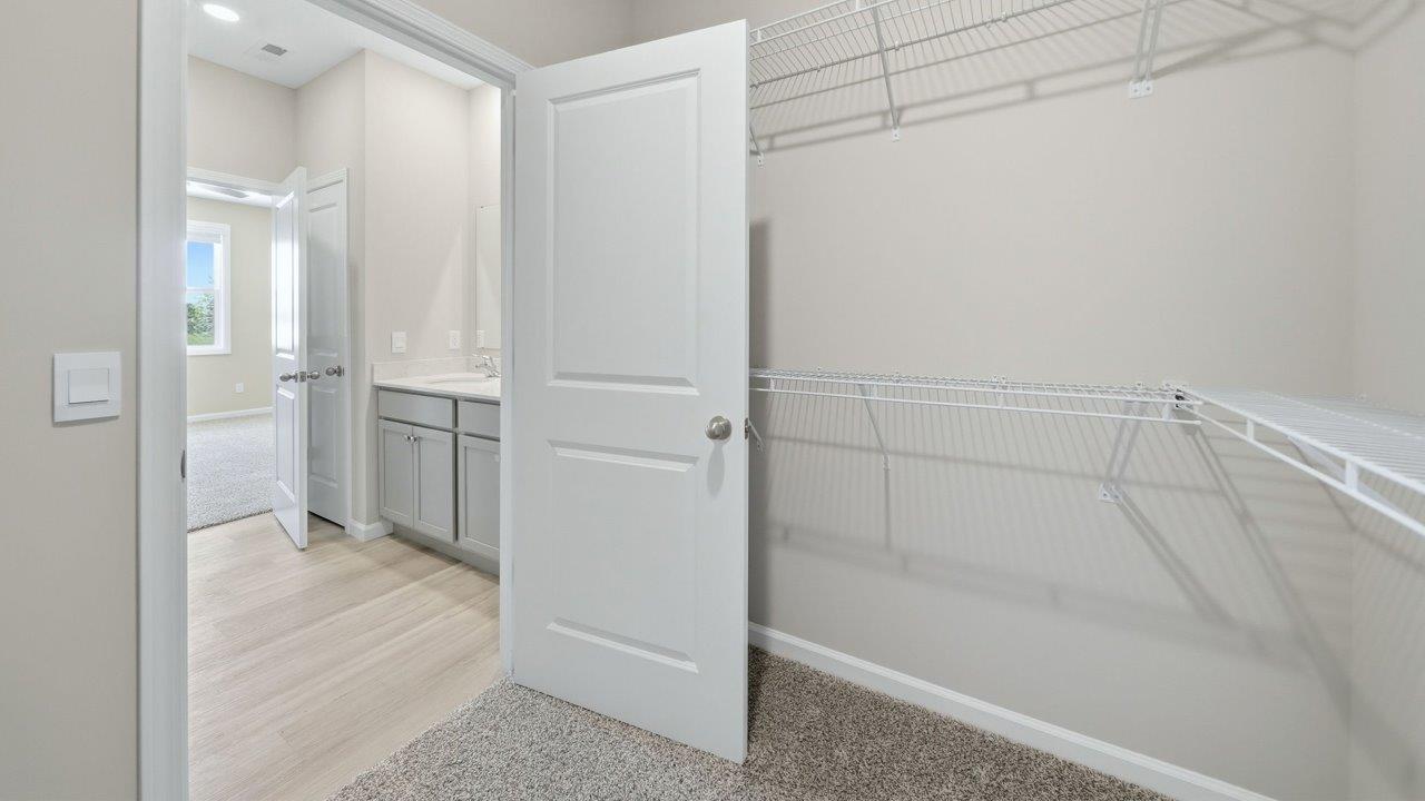 primary bedroom ensuite walkin closet