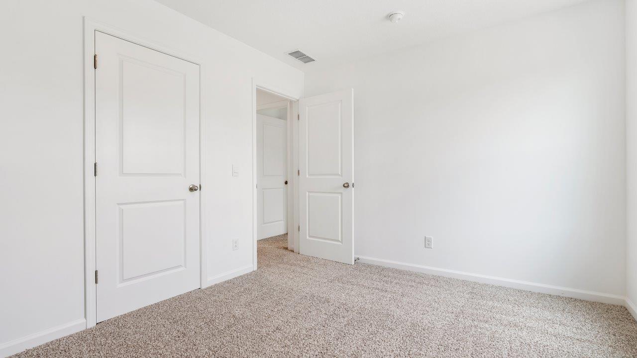 bedroom 3 with carpet flooring and ensuite closet