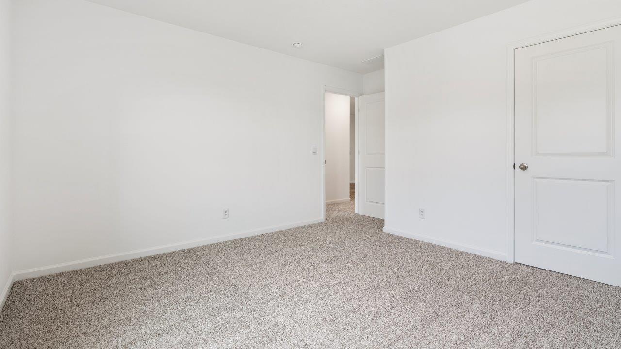 bedroom 4 with carpet flooring and ensuite closet