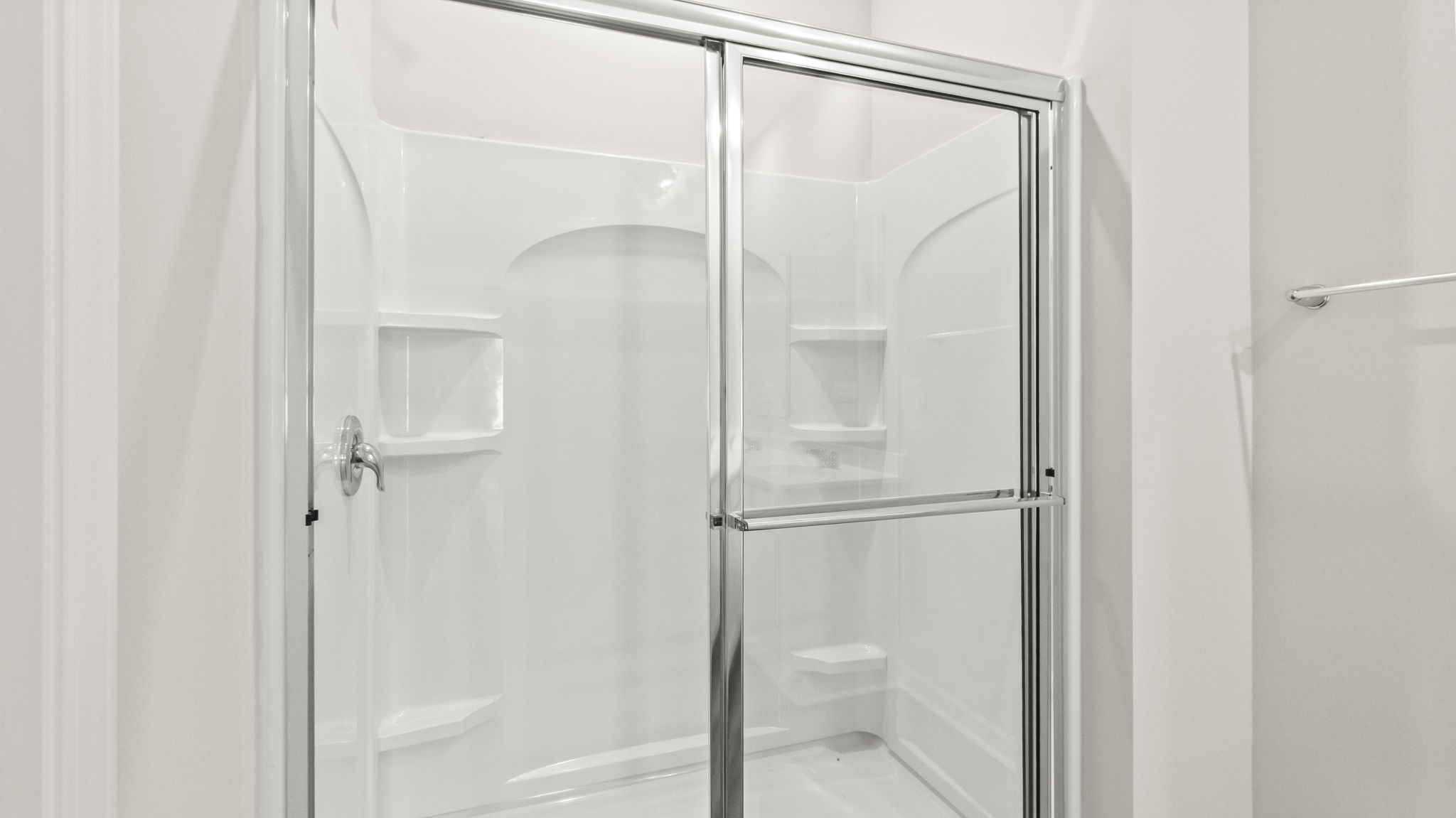 Walk-in shower with tiered shelving