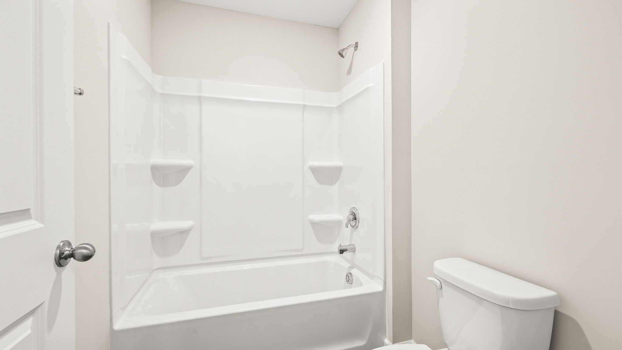 Tub with tiered shelving