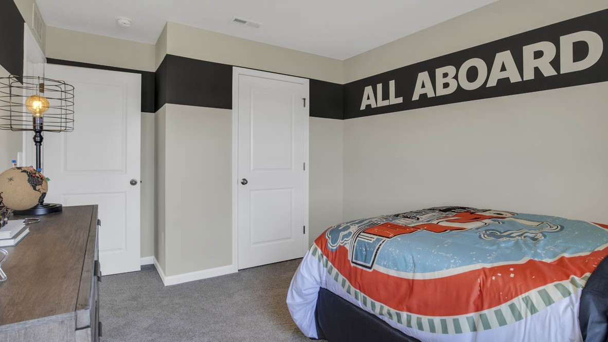 Train themed bedroom with carpet and closet