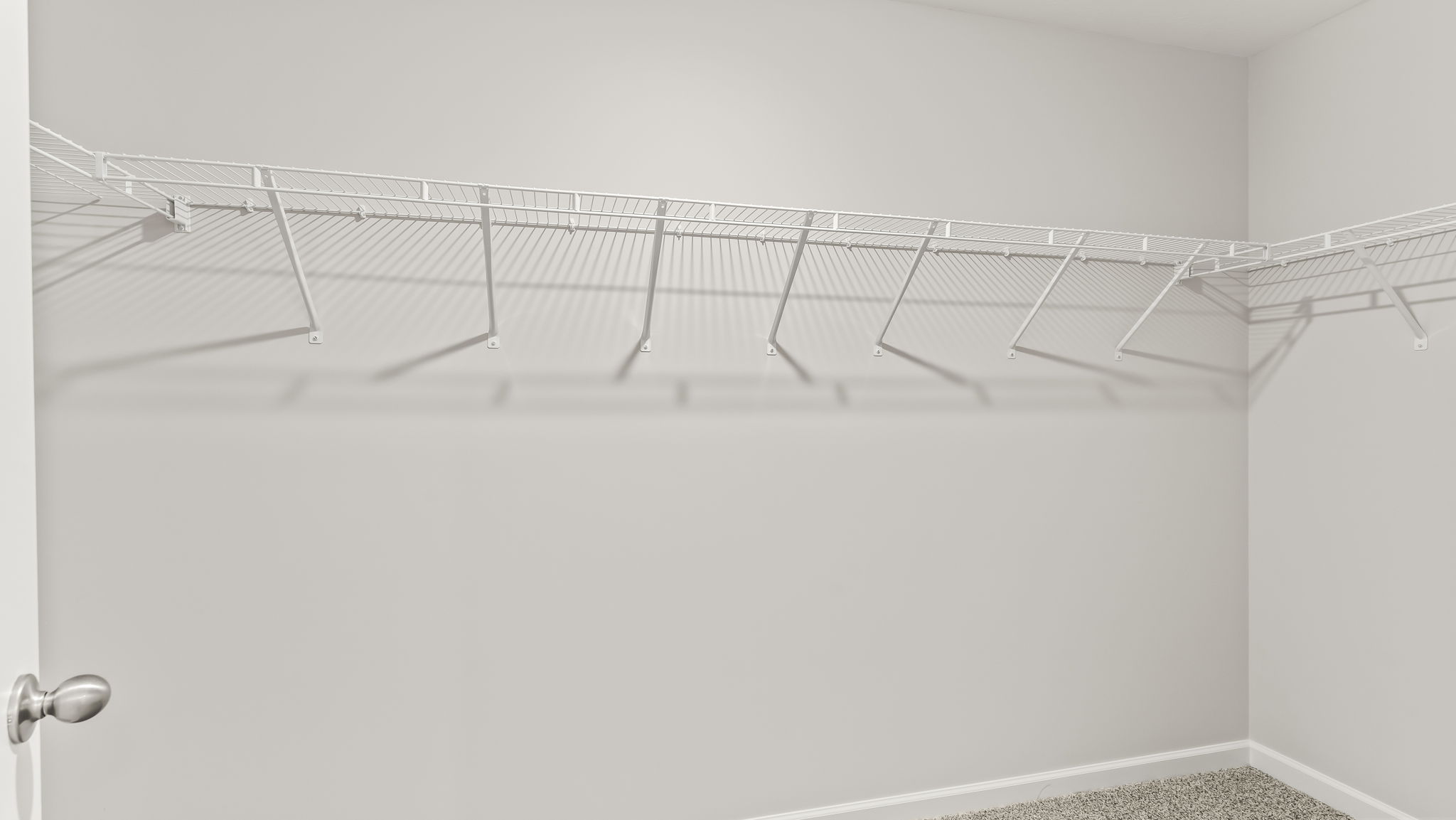 Closet with wire rack shelving
