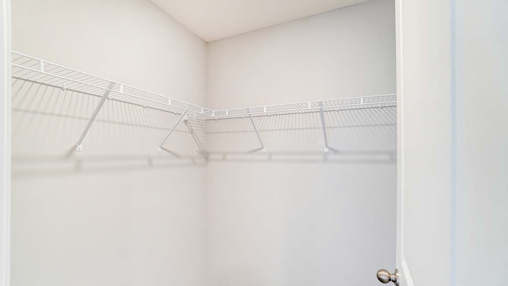 walkin closet.