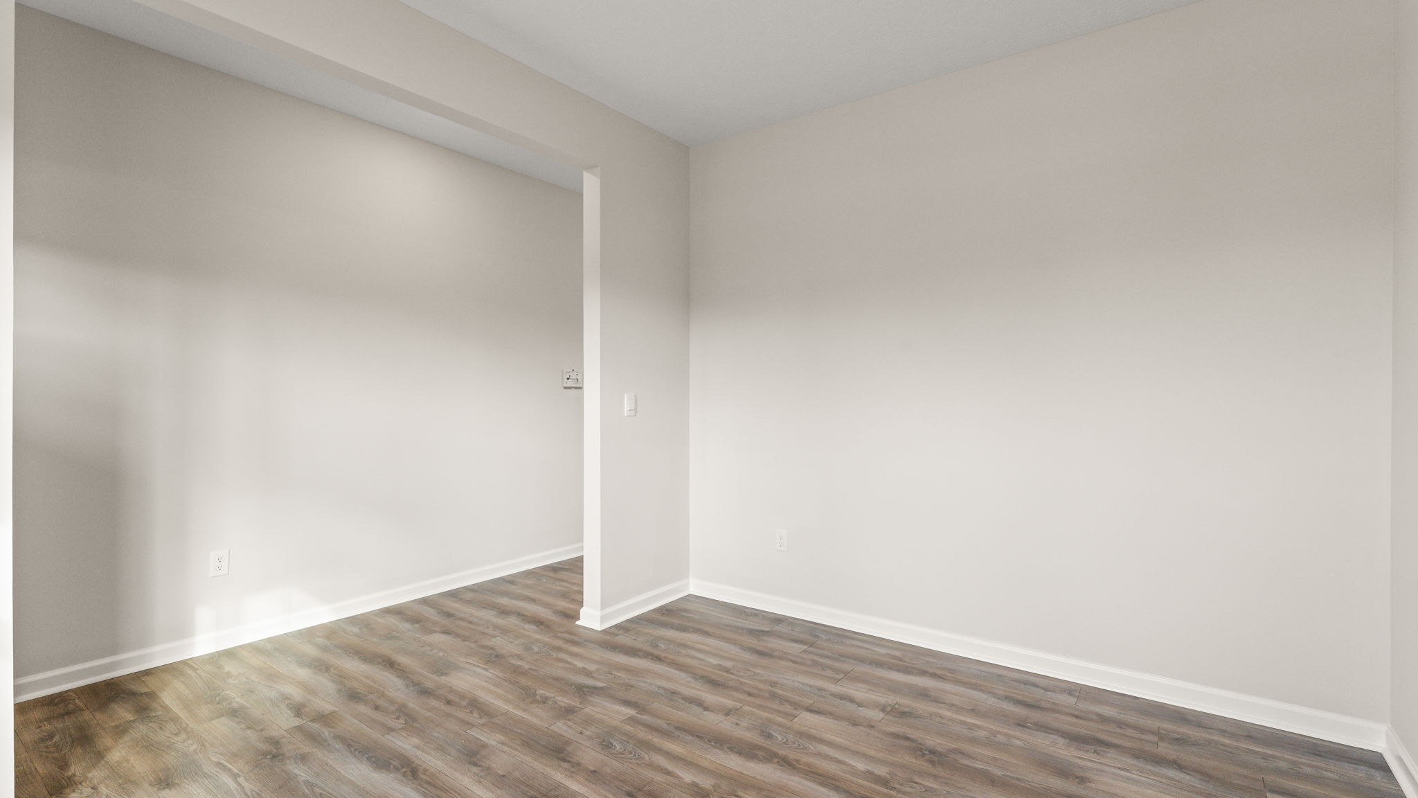 Flex room with view of hallway