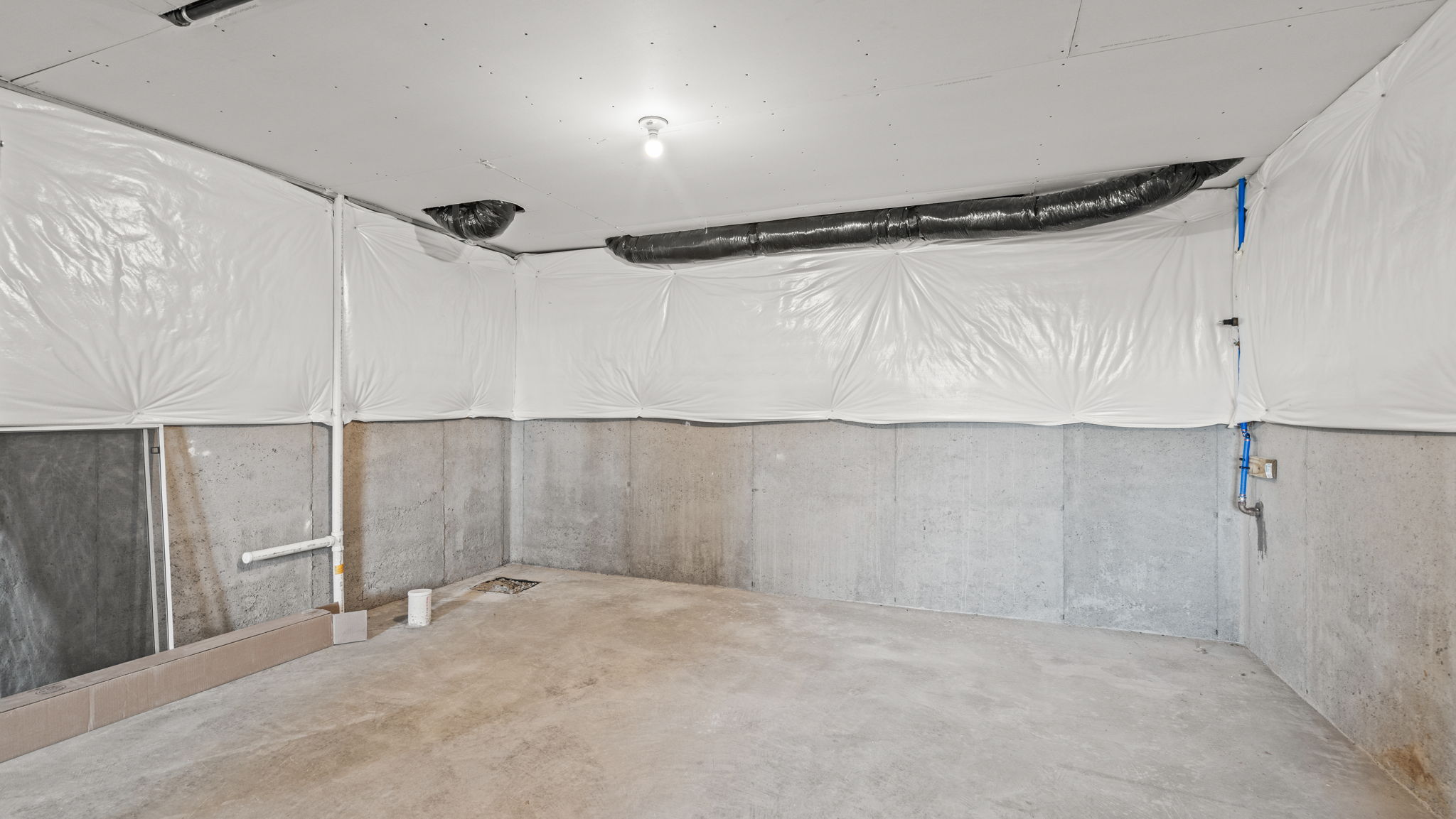 Basement with space for converting the room.