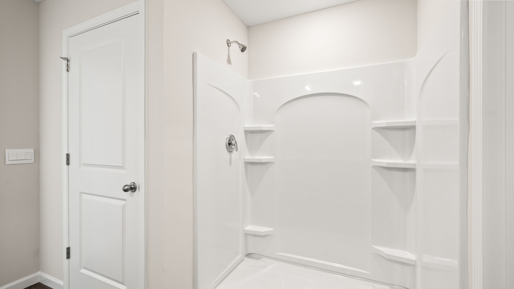 Walk-in shower with tiered shelving