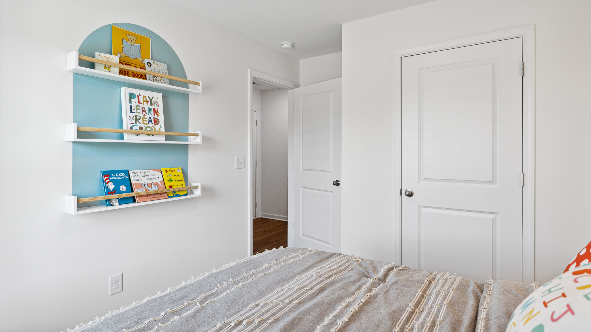 Bedroom with child' shelf display.