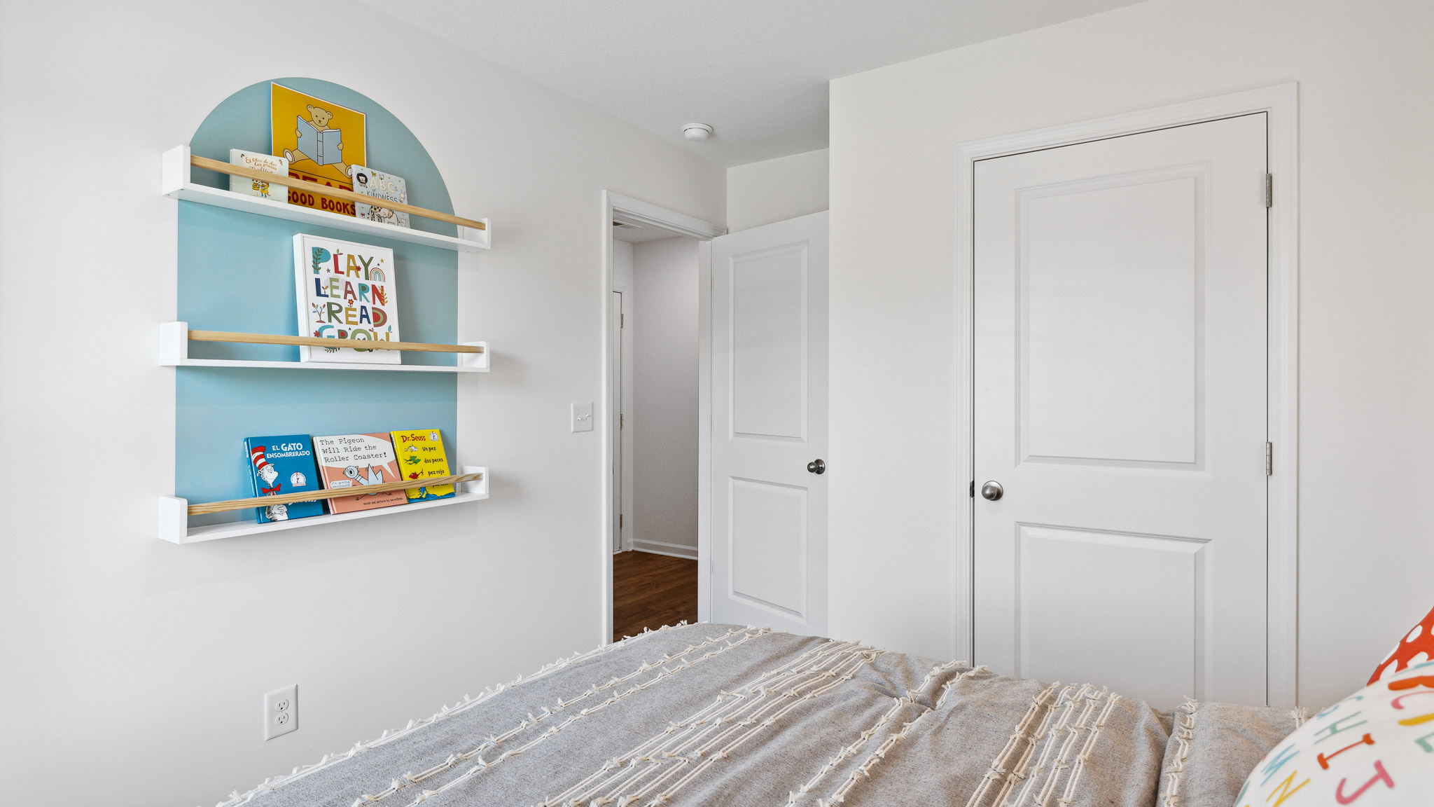 Bedroom with child' shelf display.