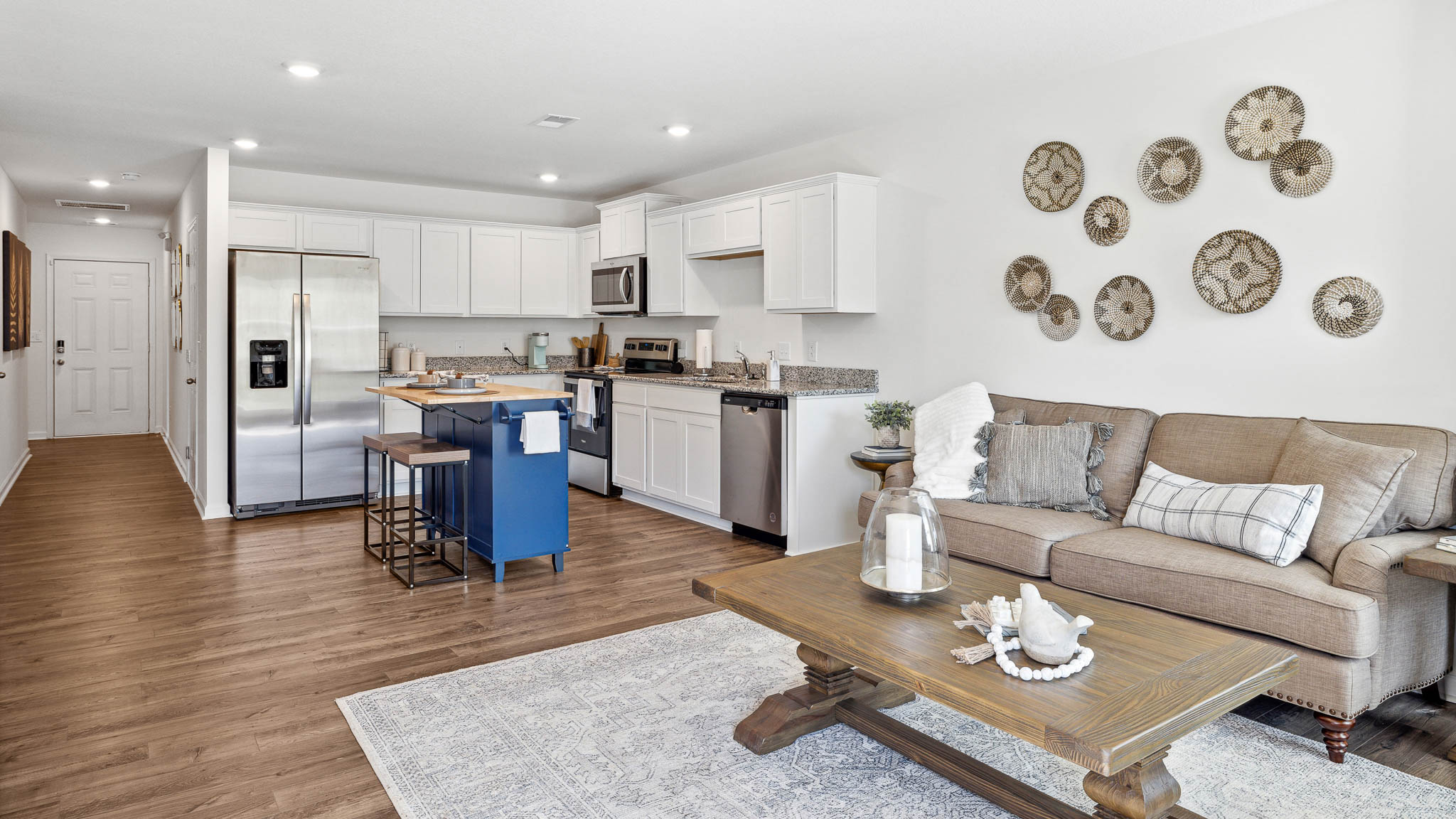 Full kitchen and living rooms