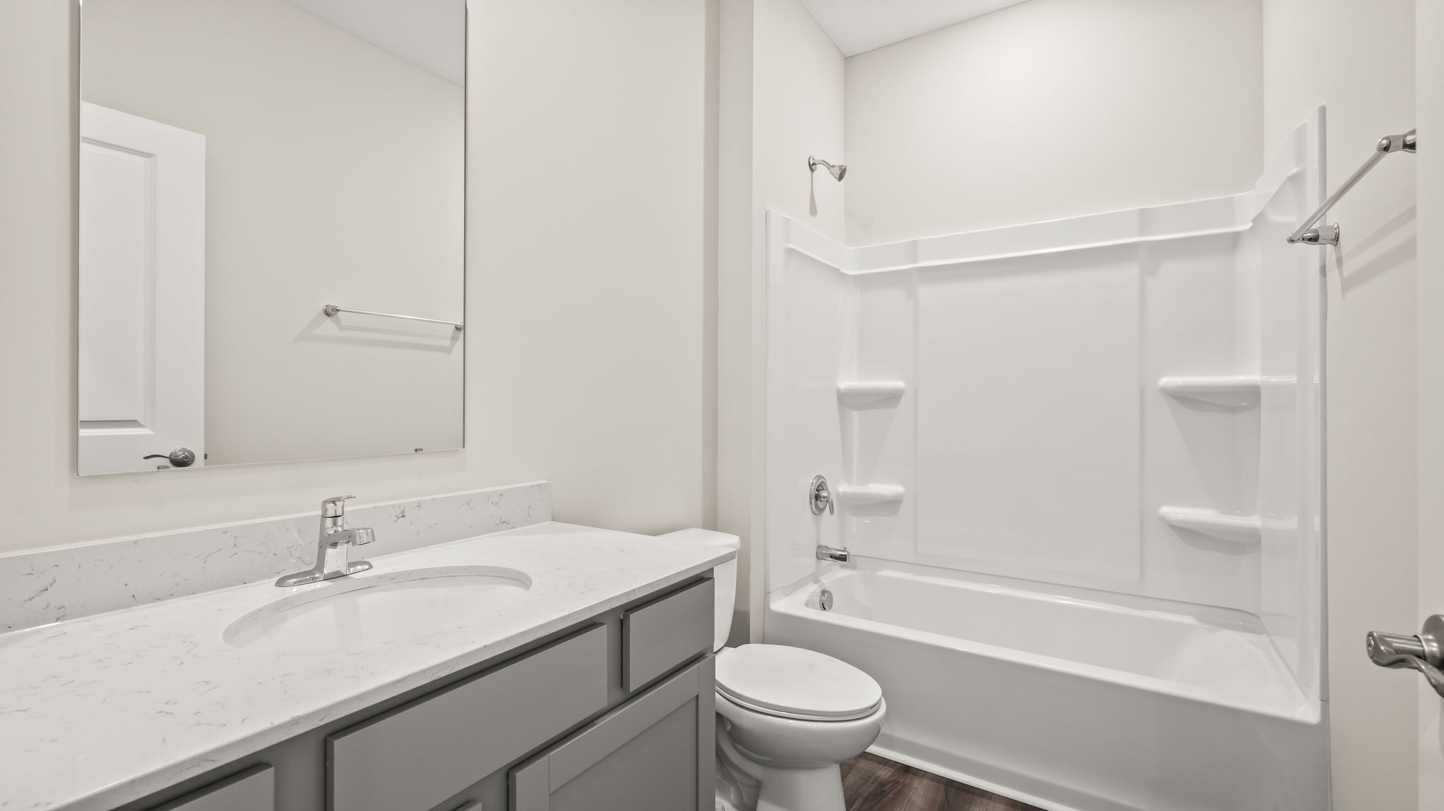 bathroom with sink, mirror, toilet, and tub