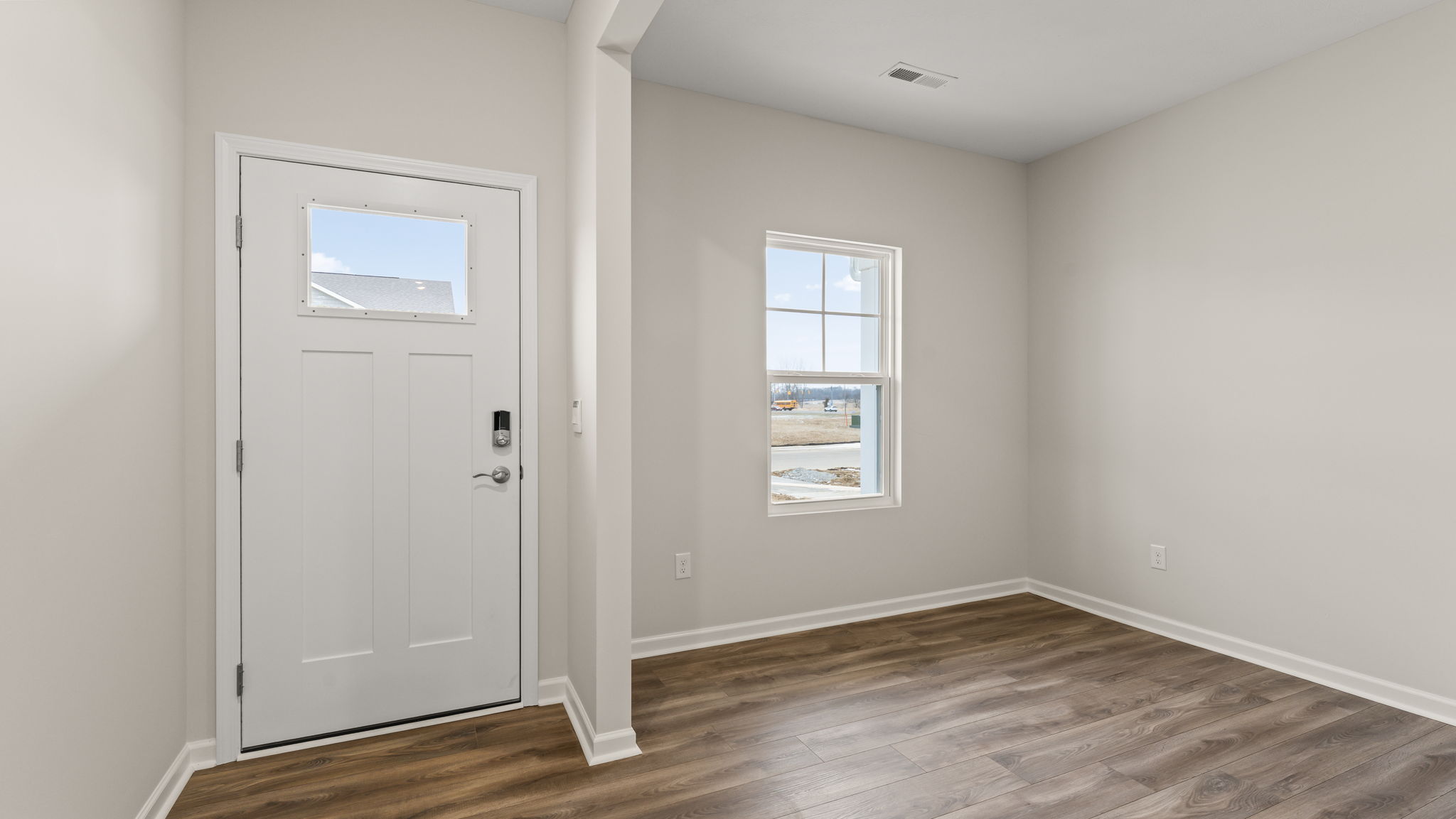 Front ofhome with dront door and flex room